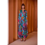 Vestido de fiesta de largo midi, estampado con mucho vuelo en color turquesa