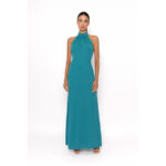 Vestido de fiesta largo, con escote halter y con la espalda al aire, en color verde pato