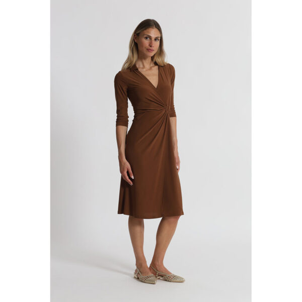 Vestido de largo midi y escote cruzado en color chocolate