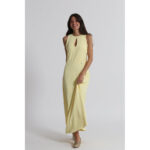 Vestido largo de fiesta sin mangas de crepe, en color amarillo mantequilla
