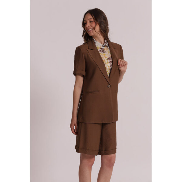 Blazer confeccionada en tejido fluido, de corte recto y cuello smoking, en color chocolate