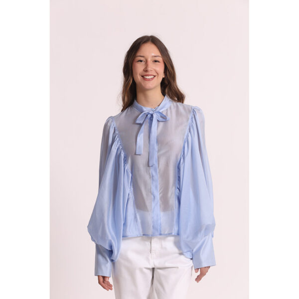 Camisa de gasa de chiffón, con mangas extra grandes abullonadas en color celeste