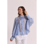 Camisa en gasa de chiffón en color celeste con mangas abullonadas extra grandes