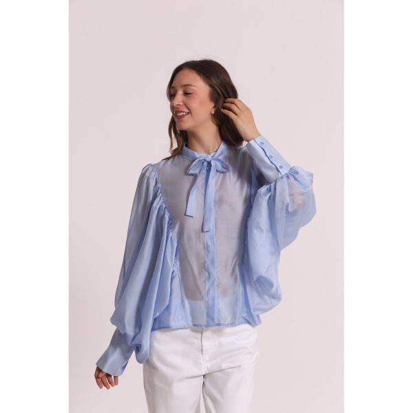 Camisa en gasa de chiffón en color celeste con mangas abullonadas extra grandes
