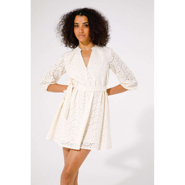 Vestido corto troquelado con el cuello a pico
