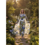 Vestido de fiesta de estilo lápiz y escote halter con kaftaán al tono