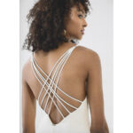 Vestido largo de tirantes, con un delicado escote en forma de pico, con la espalda descubierta, con finas tiras cruzadas que realzan la figura en color blanco roto - Imagen 2