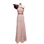 Vestido largo de ceremonia, confeccionado en gasa fluida de color rosa, salpicado con topitos e color chocolate