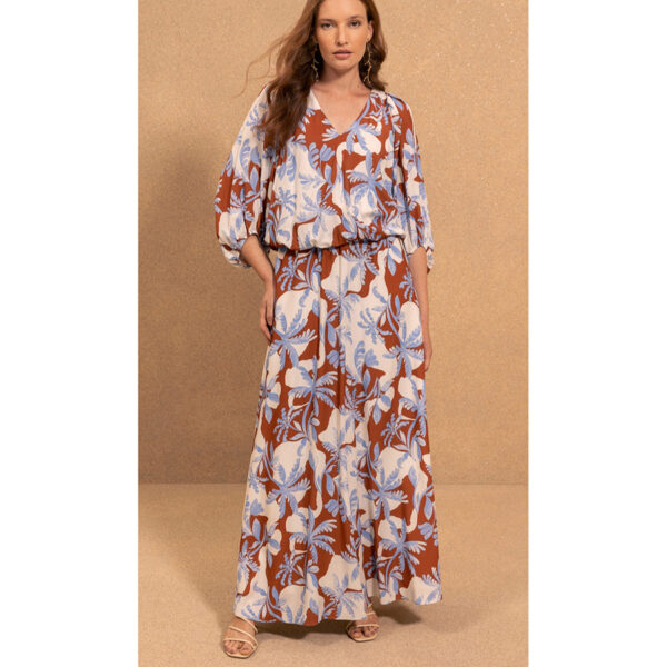 Vestido largo de manga francesa, confeccionado en tejido de viscosa con un delicado estampado floral en tonos azules y marrones