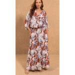 Vestido largo de manga francesa, confeccionado en tejido de viscosa que ajusta a la cintura, con un delicado estampado floral en tonos azules y marrones