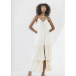 Vestido largo de tirantes de escote pico y espalda descubierta, con tirantes que cruzan en la espalda, en color blanco roto