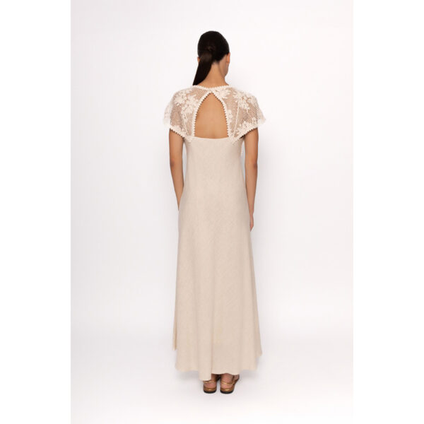 Vestido de vestir largo confeccionado en lino combinado sutilmente con ganchillo en el torso