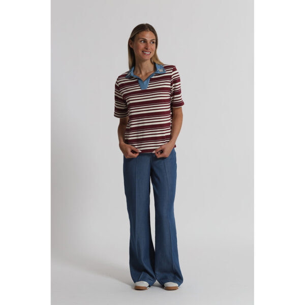 Camisa estilo polo, confeccionada een algodón en color burdeos y blanco roto