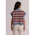 Camisa estilo polo de silueta oversize confeccionada en un suave algodón de rayas burdeos y blanco roto con un toque tejano en cuellos y vivos. Una camisa con personalidad - Imagen 3