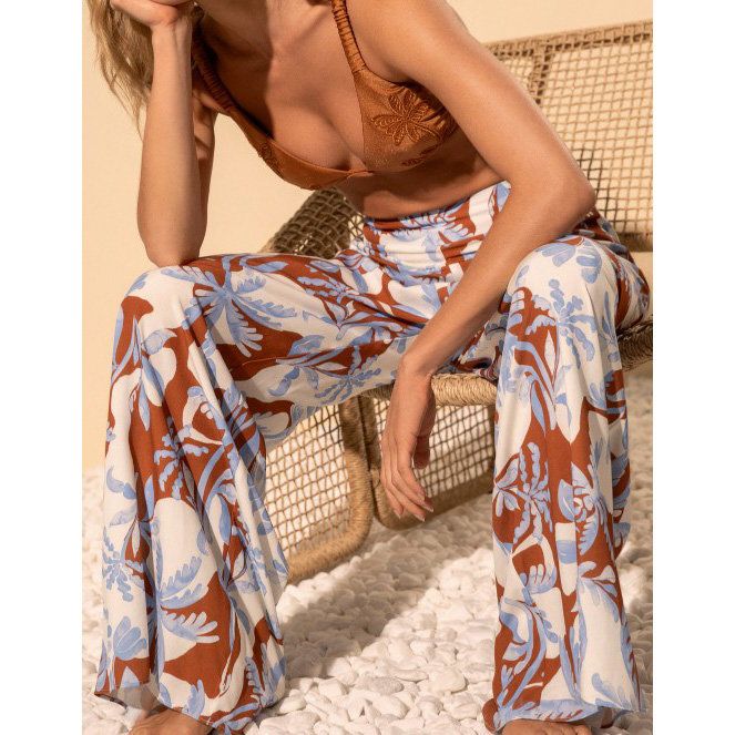 Pantalon-de-estilo-palazzo-con-bonito-estampado-floral-que-combina-tonalidades-azules-y-marrones Pantalón de estilo palazzo, con bonito estampado floral que combina tonalidades azules y marrones