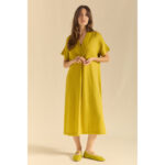 Vestido de punto de estilo evasé, de escote pico, con manga corta, en color verde pera