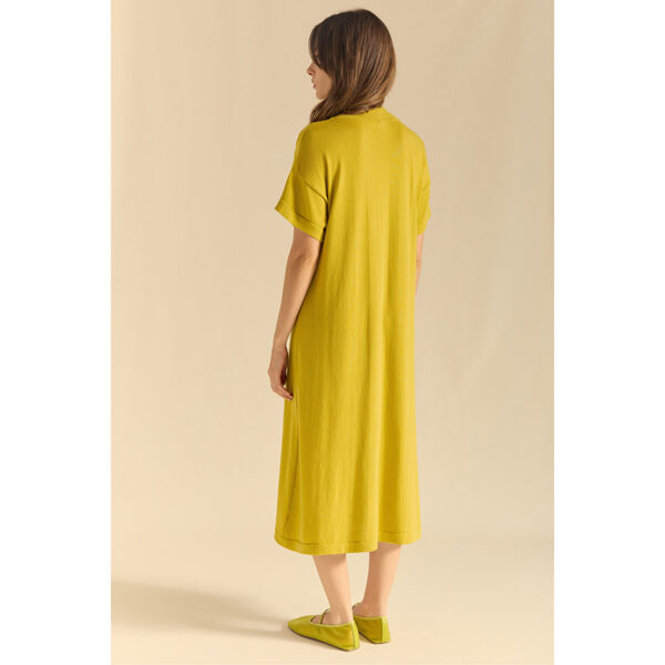Vestido de punto, de estilo evasé, de escote pico, en color verde pera