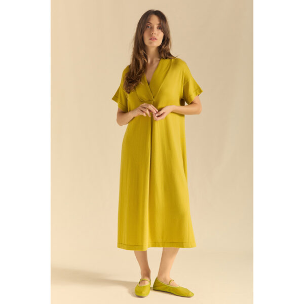 Vestido de punto, de manga corta, de estilo evasé y de escote pico, en color verde pera